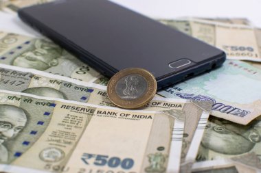 Hindistan para birimi notları ve 10 rupi para ile akıllı telefon, bankacılık, ticaret ve iş geçmişi