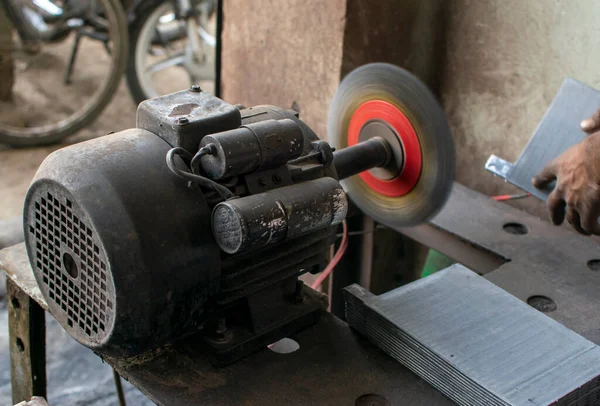 Zemine monte edilmiş eski öğütücü elektrikli makine.