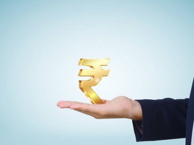 İş adamı gökyüzünde altın Hint rupi sembolü gösteriyor. Mavi arka plan, iş dünyası, finans ve yatırım imajı.