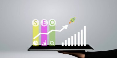 Büyüme grafiği ve simgeleri ile SEO arama motoru optimizasyonu kavramı.