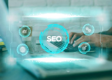 Simgeli ve dizüstü bilgisayarlı SEO arama motoru optimizasyon metni