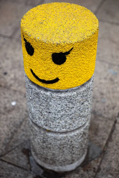 Sárga Szürke Festett Bollard Mosolygós Arccal Szempillákkal Whitby Harbour Észak — Stock Fotó