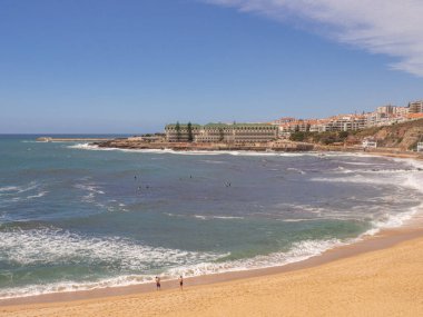 Praia do Sul (Güney Sahili), öğleden sonra, plaj sezonuna başlarken, üzerinde bulutlar vardı..