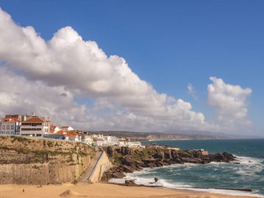 Balıkçı Sahili (Praia dos Pescadores) öğleden sonra, plaj sezonuna başlarken, üzerinde bulutlardan oluşan bir patika.