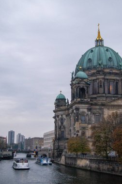 Berlin Katedrali (Almanca: Berliner Dom), Evanjelik Yüksek Kilise ve Kolej Kilisesi olarak da bilinir..