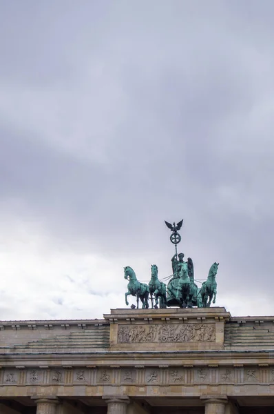 多云天气下勃兰登堡门的顶部 — 图库照片