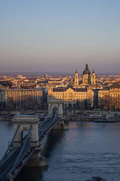 塞切尼桥 Szechenyi Chain Bridge 是一座横跨多瑙河的桥梁 横跨布达佩斯西部和东部的布达河和佩斯河之间 — 图库照片