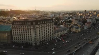 Ukrayna 'daki Fairmont Grand Hotel, Sunset' teki Kyiv şehir merkezi Podol 'un hava görüntüsü. Tarihsel kalp, Kiev şehrinin eski Podil ilçesi Golden Hour 'da, İHA görüntüleri. Yüksek kalite 4k görüntü