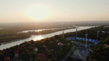 Dnipro Nehri üzerinde gün doğumu ve Dinamo Kyiv Lobanovskyi Stadyumu, Kyiv, Ukrayna. Kyiv 'in Dawn' daki insansız hava aracı görüntüleri. Yüksek kalite 4k görüntü