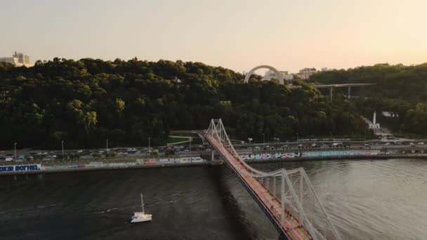 Aerial Puente Peatonal Kiev Sobre Río Dnipro Hermosa Puesta Del — Vídeos de Stock