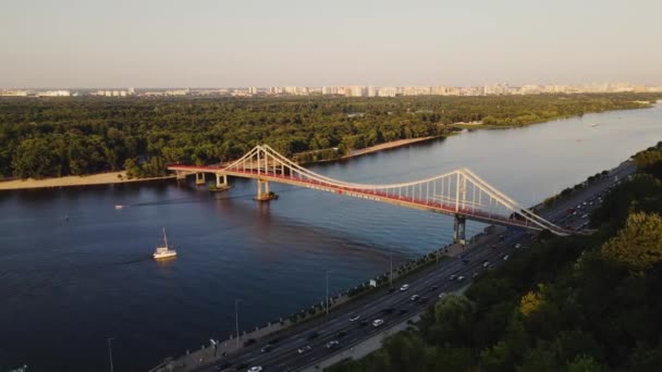 Kiev Voetgangersbrug Rivier Dnipro Bij Prachtige Zonsondergang Filmbeelden Van Drone — Stockvideo