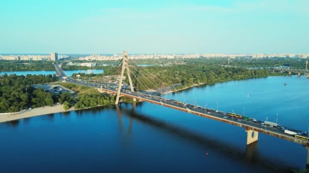Drohnenflug Über Die Nordbrücke Über Den Dnipro Und Straßenverkehr Bei — Stockvideo