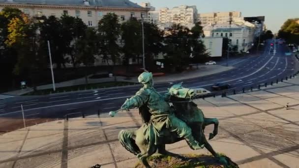 Tutup Pan Sekitar Monumen Bogdan Khmelnitsky Dengan Biara Mykhailivsky Latar — Stok Video