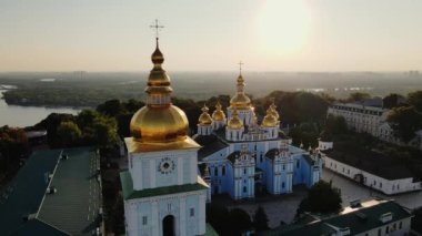Aziz Michaels Altın Kubbe Manastırı 'nın çan kulesi Ukrayna' nın başkenti Kyiv 'deki Dnipro Nehri kıyısında. Yüksek kalite 4k görüntü