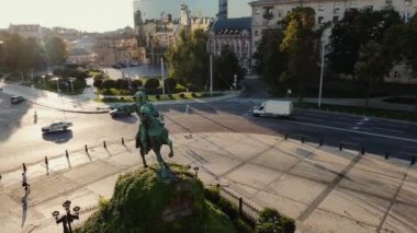Drone, Bogdan Khmelnitsky Anıtı 'nın etrafında uçuyor. Arka planda Mykhailivsky Manastırı var. Hava görüntüsü. Yüksek kalite 4k görüntü
