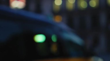 Blured Night Road 'dan geçerken arabaları ve araba ışıkları bir şehirde yankılanıyor. Gece araba sürerken. Yüksek kalite 4k görüntü