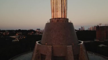 Altından Anavatana Altın Güneş Işığındaki Anıt 'a. Kyiv, Ukrayna. Hava görüntüsü. Yüksek kalite 4k görüntü