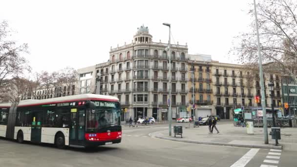 Барселона Испания Декабрь 2021 Проезжая Мимо Автобус Пересекает Улицу Барселоне — стоковое видео