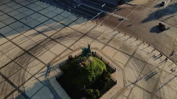 Aerial Bogdan Khmelnitsky Monument Mykhailivsky Monastery Background Dawn Drone View — Stockvideo