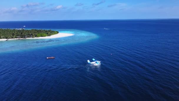 Samolot Odlatuje Oceanie Indyjskim Wyspą Tropical Maldivian Tle Rafa Koralowa — Wideo stockowe