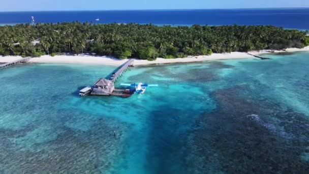 Tropische Atollinsel Auf Den Malediven Mit Korallenriff Und Türkisfarbenem Meerwasser — Stockvideo