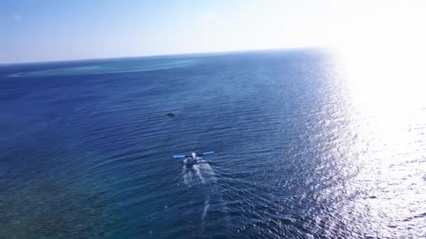 Морський Літак Злітає Індійському Океані Тропічним Мальдівським Атолом Задньому Плані — стокове відео