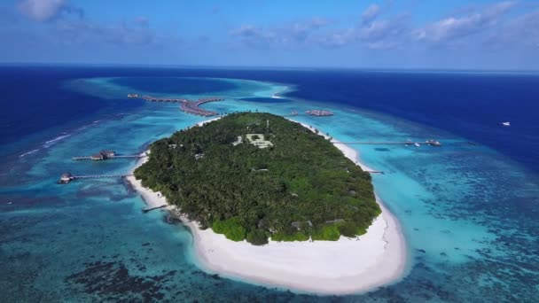 Tropikalna Wyspa Atoll Malediwach Rafą Koralową Turkusową Wodą Morską Turystyczny — Wideo stockowe