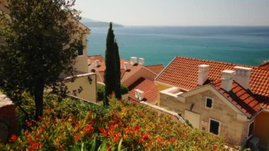 Karadağ 'ın Adriyatik Kotor Körfezi kıyısında turuncu çatıları ve taş cepheli eski Avrupa kasabası. Kotor Bay 'deki Picturesque Village. Yüksek kalite 4k görüntü