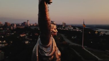 Anavatan Anıtı 'nın İnsansız Hava Aracı ve altın güneş ışığında Ukrayna Bayrağı. Kyiv, Ukrayna. Hava görüntüsü. Yüksek kalite 4k görüntü