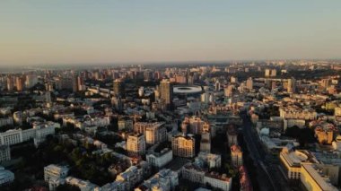 Kyiv şehrinin merkezi yamaçlarındaki Olimpiyat stadyumu. Stadyumun dış tarafının hava görüntüleri. Güneş doğuyor. Yüksek kalite 4k görüntü