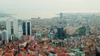 Yavaş Panning: Eski Türk semtinin çatısı manzaralı, İstanbul Boğazı. Tarihi binalar, eski bölge İstanbul şehri, Cityscape. Yüksek kalite 4k görüntü