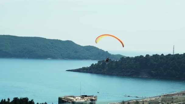 Man Instructor Flies Parachute Sea Mountains Extreme Paraglider Flying Clear — Stock Video