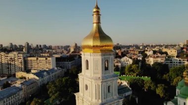 Saint Sophias Altın Kubbe Katedrali, Kyiv, Ukrayna 'nın çan kulesi etrafında insansız hava aracı uçuşuyor. Yüksek kalite 4k görüntü
