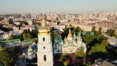 Sabah Kyiv 'in hava manzarası. Ukrayna, Kyiv 'deki Aziz Sophias Katedrali. Barok tarzında tarihi ve dini mimari. Yüksek kalite 4k görüntü