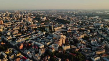 Kuşbakışı görüntü, Sunrise 'daki Aziz Sophias Katedrali' nin panoramik videosu Ukrayna 'nın Kyiv kentindeki Sophia Meydanı. Yüksek kalite 4k görüntü