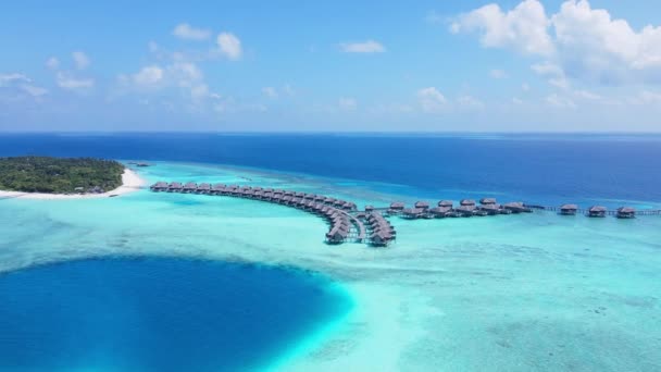 Drone Flies Water Villas Vakkaru Island Maldives Indian Ocean High — ストック動画