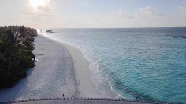 Nascer Sol Sobre Uma Praia Areia Branca Ilha Vakkaru Nas — Vídeo de Stock