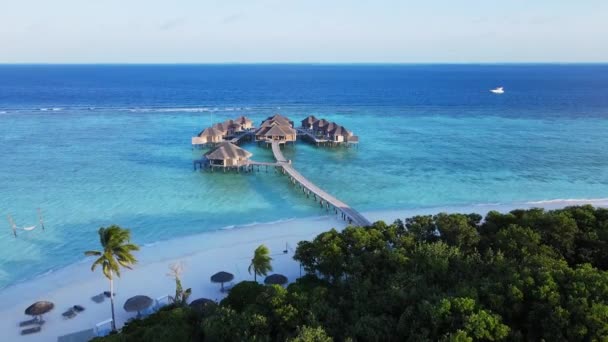 Aerial View Water Bungalows Vakkaru Island Maldives Small Group Luxury — Vídeo de Stock