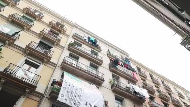 Linho Está Pendurado Nas Varandas Sob Janelas Antiga Casa Barcelona — Vídeo de Stock