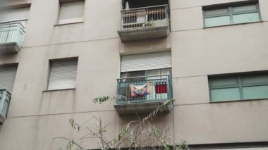 FC Barcelona Flag, İspanya 'nın Barcelona şehrinde bir balkonda asılı duruyor. Yüksek kalite 4k görüntü