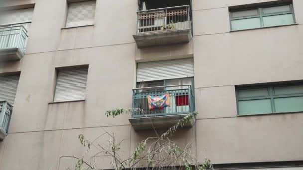 Barcelona Flag Hangs Balcony Barcelona Spain High Quality Footage — Stock Video