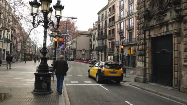 Barcelona Catalonia Spain December 2021 Taxi Stopped Red Light Old — Video Stock
