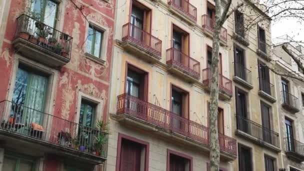 Belas Varandas Barcelona Espanha Fachada Vermelha Velha Edifício Imagens Alta — Vídeo de Stock