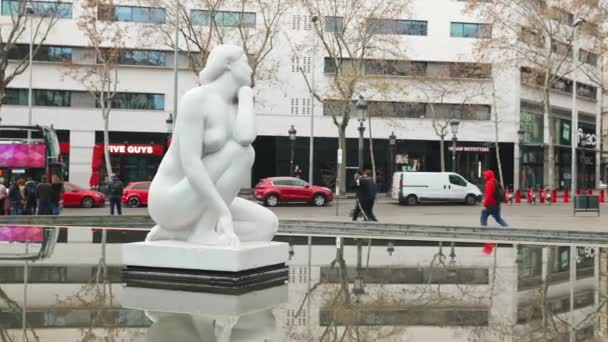 White Marble Sculpture Naked Woman Middle Fountain Background Barcelona Spain — Αρχείο Βίντεο