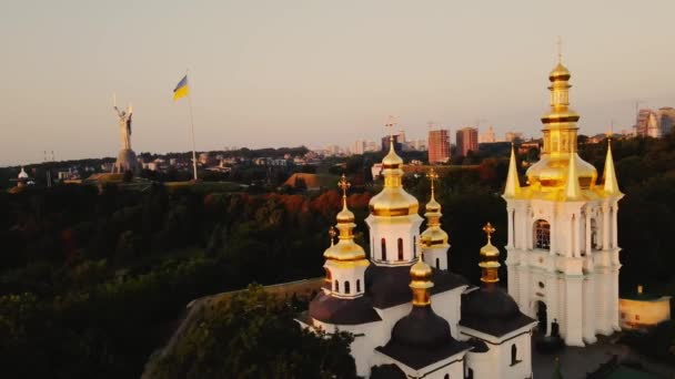 Golden Domes Kyiv Pechersk Lavra Cathedral Ukrainian Flag Motherland Monument — 图库视频影像