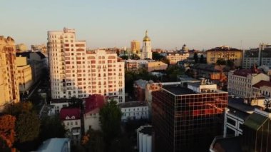 Şafak 'taki güzel Kyiv şehrinin hava manzarası. Ukrayna 'nın başkentinin insansız hava aracı atışı. Yüksek kalite 4k görüntü