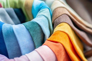 Bir grup renkli keten kumaş. Katmanlar halinde dizilmiş pamuk kumaş