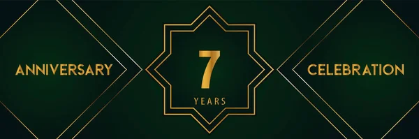濃い緑の背景に隔離された金の番号と7年の記念日のお祝い 誕生日 パンフレット ポスター バナー 式典のためのプレミアムデザイン 創立記念ロゴ — ストックベクタ