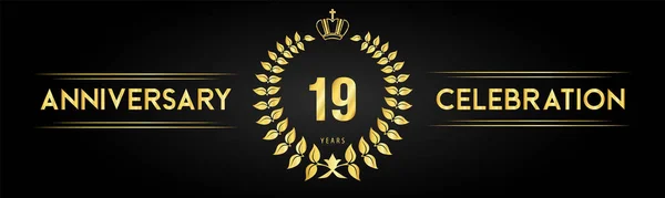 19周年庆祝标志与月桂花环和皇家皇冠隔离在黑色背景 庆祝活动 毕业典礼 海报的高级设计 — 图库矢量图片