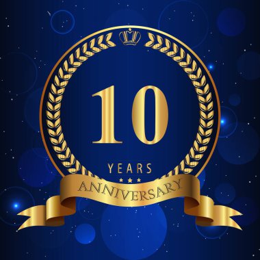 Koyu mavi bokeh arka planda izole edilmiş altın defne çelenkleri ve kurdelelerle 10 yıllık kutlama amblemi. Doğum günü için en iyi tasarım, tebrik kartı, davetiye, poster.